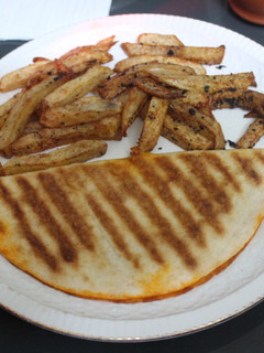 Una foto de Tortillas de trigo con atún en tomate