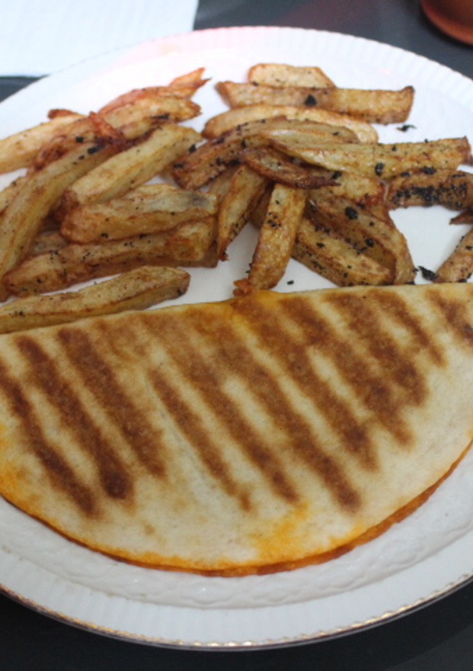 Una foto de Tortillas de trigo con atún en tomate
