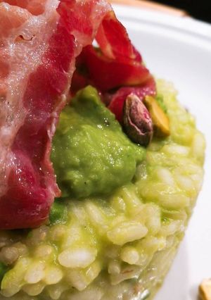 Foto di Risotto alla crema di piselli e parmigiano, pistacchi e pancetta