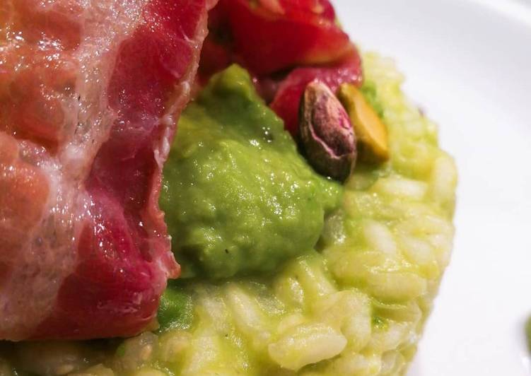 Risotto alla crema di piselli e parmigiano, pistacchi e pancetta