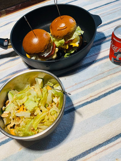 美式漢堡和沙拉 的食譜成品照片