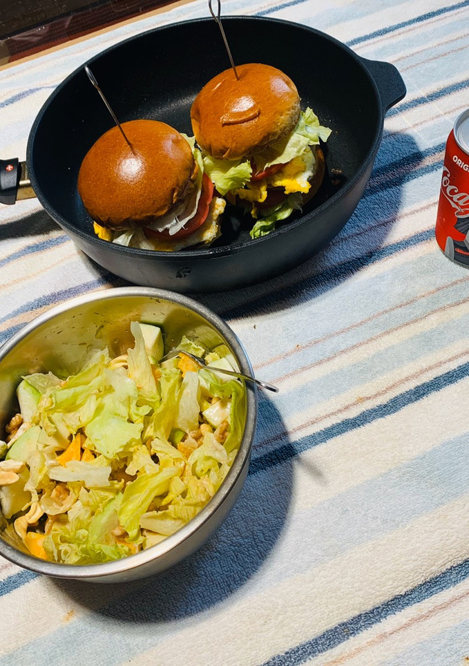 美式漢堡和沙拉 的食譜成品照片