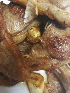 Una foto de Chuletillas con ajos