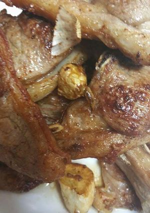 Una foto de Chuletillas con ajos