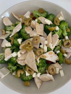 Una foto de Ensalada de pollo con brócoli
