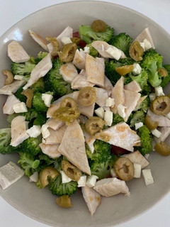 Una foto de Ensalada de pollo con brócoli