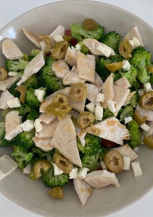 Una foto de Ensalada de pollo con brócoli