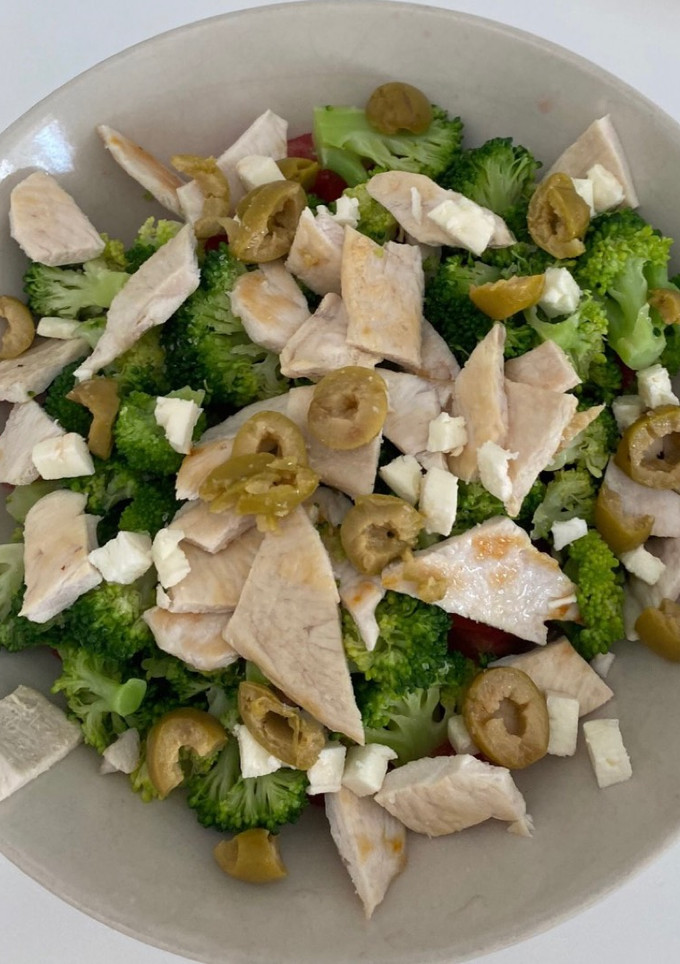 Una foto de Ensalada de pollo con brócoli