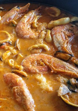 Una foto de Zarzuela de pescado y marisco