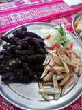 Chicharrón de pollo con quinua negra