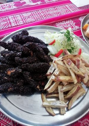 Una foto de Chicharrón de pollo con quinua negra