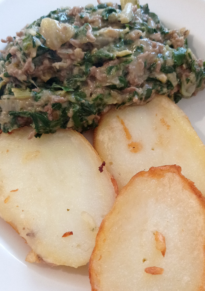 Una foto de Guiso de acelga con papas doradas 🤩🇨🇱