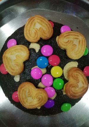 A picture of Chocolate cashew cake with oreo biscuits.