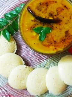 इडली सांभर (Idli sambhar recipe in Hindi) रेसिपी मुख्य फोटो