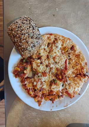 Zdjęcie przepisu 🌶️ Meksykańska szakszuka z kiełbasą i bułką grahamką.