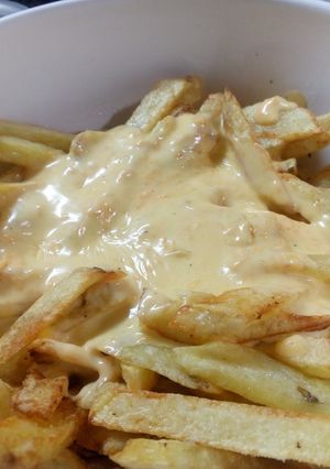 Una foto de Papas Fritas con Cheddar