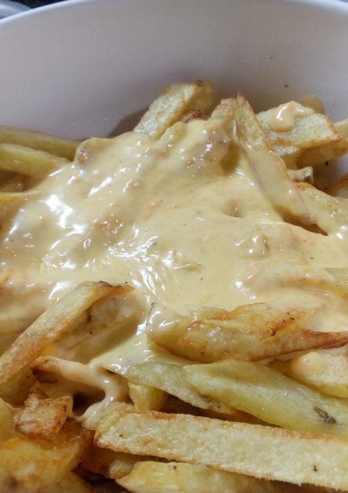 Una foto de Papas Fritas con Cheddar