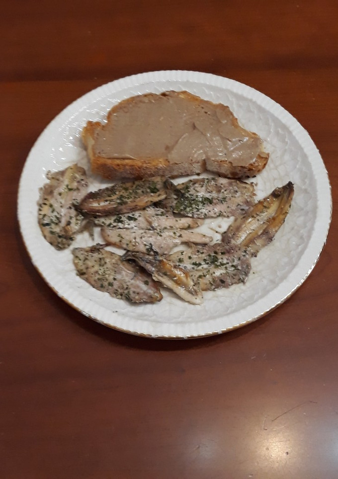 Una foto de Anxoas con ajo y perejil