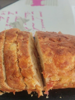 Una foto de Plum cake de tomate, mozzarella y albahaca
