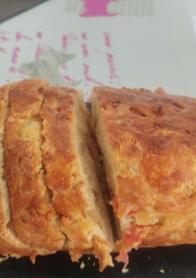 Una foto de Plum cake de tomate, mozzarella y albahaca