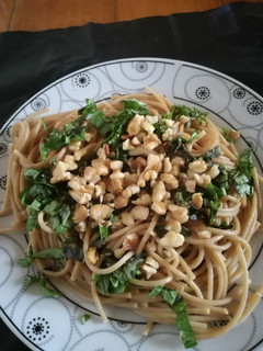 Una foto de Fideos integrales con albahaca y nuez
