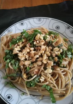 Una foto de Fideos integrales con albahaca y nuez