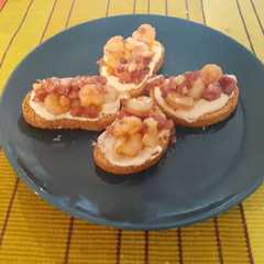 Una foto de Montadito de gambas al ajillo con jamón