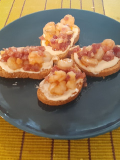Una foto de Montadito de gambas al ajillo con jamón