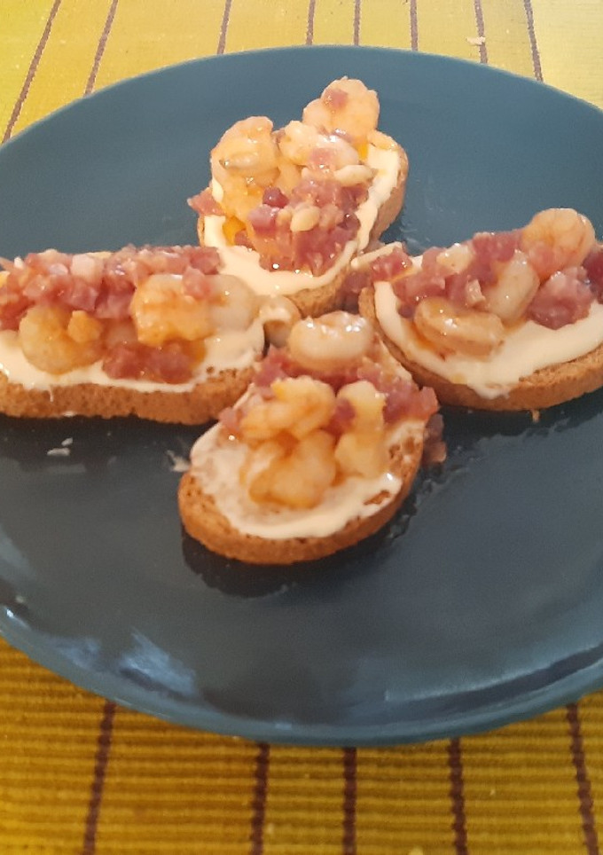 Una foto de Montadito de gambas al ajillo con jamón