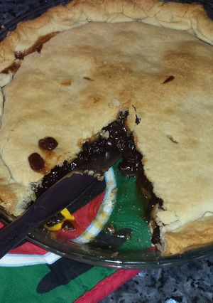 A picture of Old Fashioned Raisin Pie.