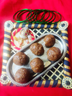 मावे के लड्डू (Mewe ke ladoo recipe in Hindi) रेसिपी मुख्य फोटो