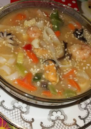 O poză a rețetei Supă asiatică de noodles cu fructe de mare și soia.