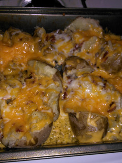 A picture of Bacon cheesy potatoes.