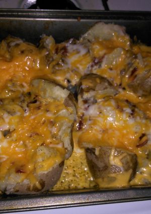A picture of Bacon cheesy potatoes.