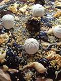 Torta helada de vainilla, dulce de leche, chocolate, con nueces