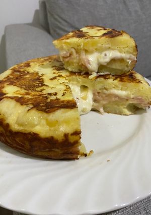 Una foto de Tortilla de papa rellena