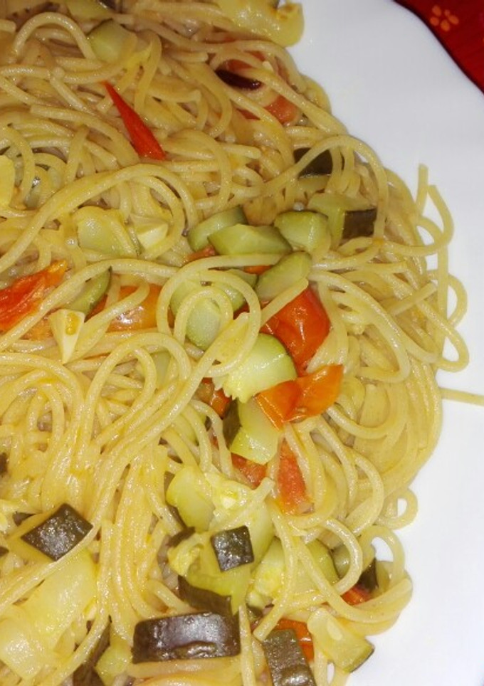 Una foto de Espaguetis integrales con verduras