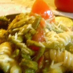 A picture of asparagus veggie chicken pasta.