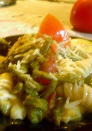 A picture of asparagus veggie chicken pasta.