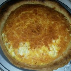 A picture of Cheddar cheese quiche.