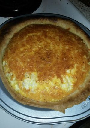 A picture of Cheddar cheese quiche.