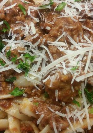 A picture of Fettuccine w/ Meat Sauce.