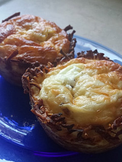 A picture of Eggs in a hashbrown nest.