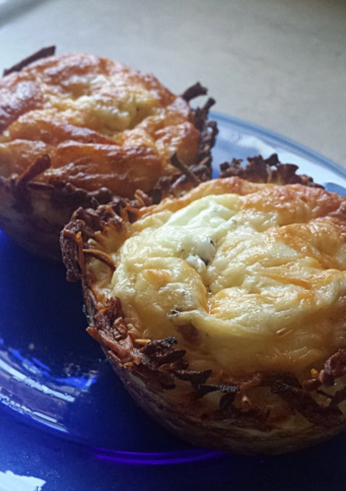 A picture of Eggs in a hashbrown nest.
