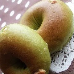 A picture of Easy Matcha Bagels with White Chocolate.