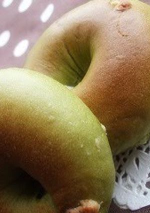 A picture of Easy Matcha Bagels with White Chocolate.