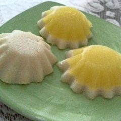 A picture of Sunny two flat desert (limonlu irmikli muhallebi).