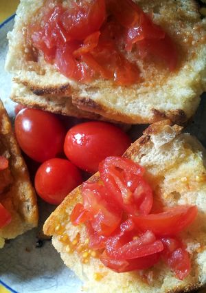 A picture of pan con tomate (easy and delicious side dish).