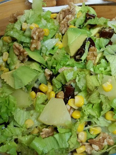 Una foto de Ensalada verde con dátiles y nueces
