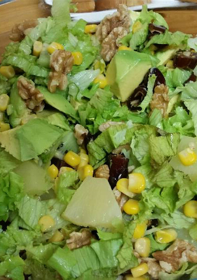 Una foto de Ensalada verde con dátiles y nueces